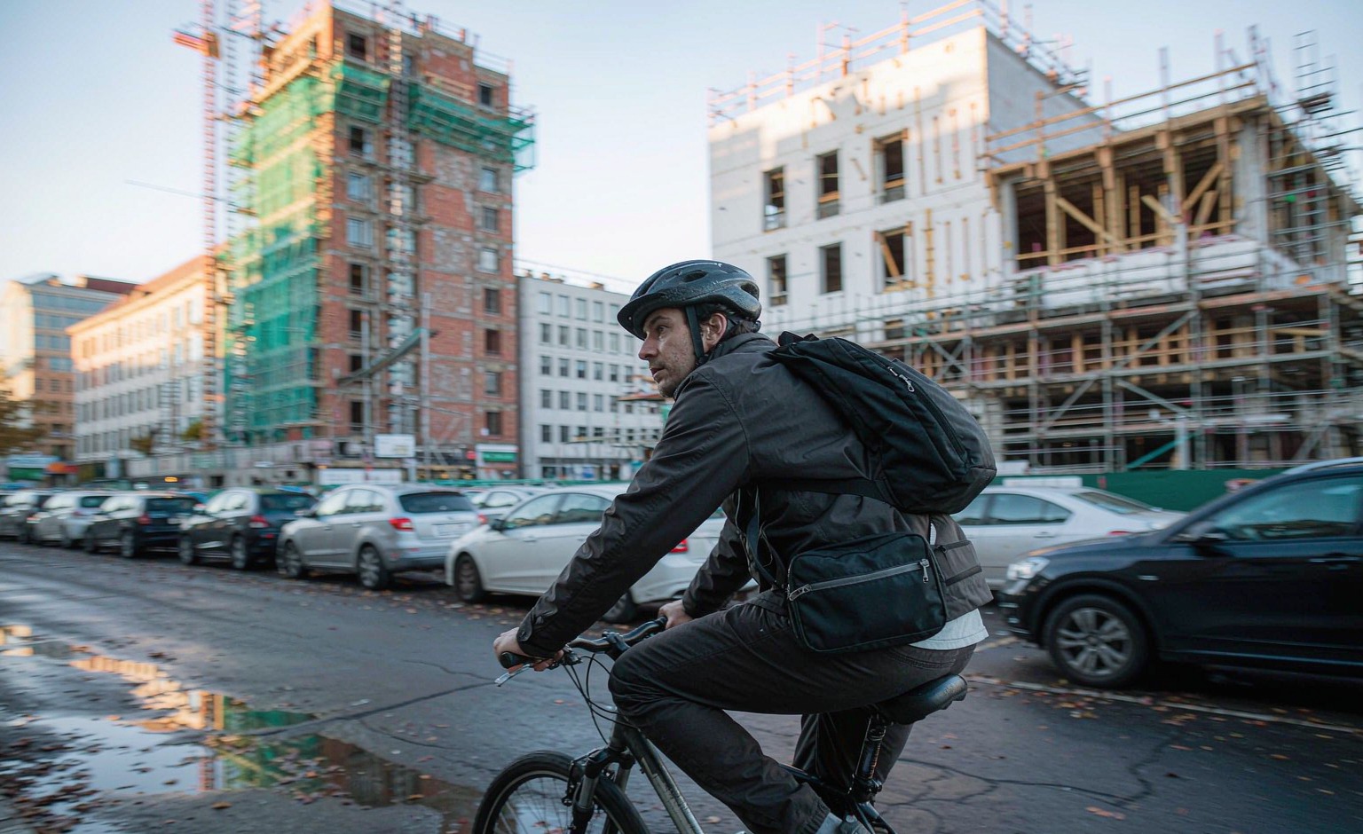 Cyclist commuting with a slim modular commuter backpack and a detachable strap pouch